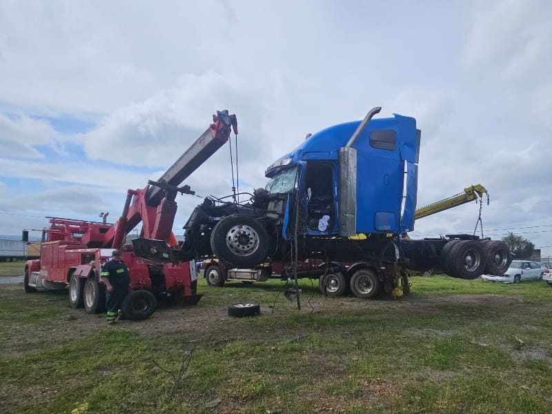 I-20 semi towing